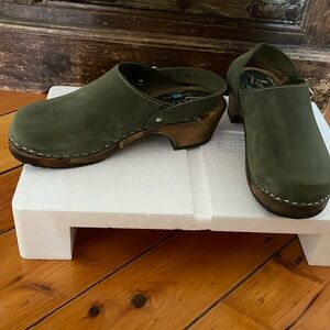 Green clogs perfect for fall size 36